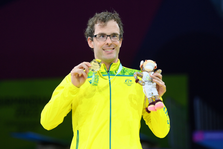 Matt Levy OAM stands atop the podium after winning gold at the Birmingham 2022 Commonwealth Games