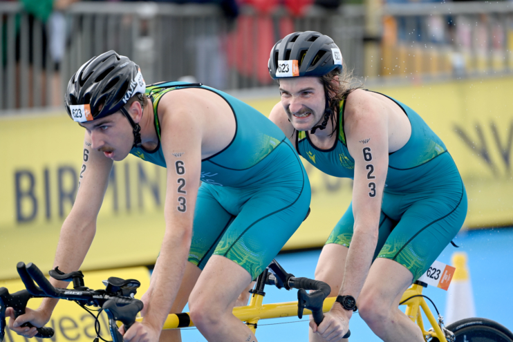 Luke Harvey guides Sam Harding during the cycling component of the men’s PTVI (vision impaired) triathlon