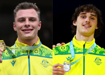 Matthew Richardson (L) and Alex Saffy (R) on the medal podium at the Birmingham 2022 Commonwealth Games