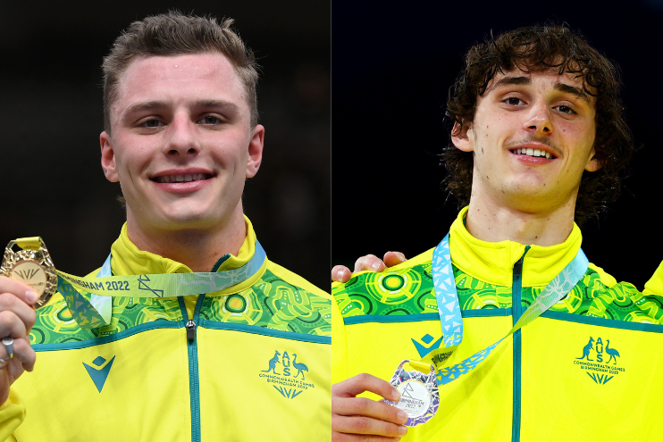 Matthew Richardson (L) and Alex Saffy (R) on the medal podium at the Birmingham 2022 Commonwealth Games